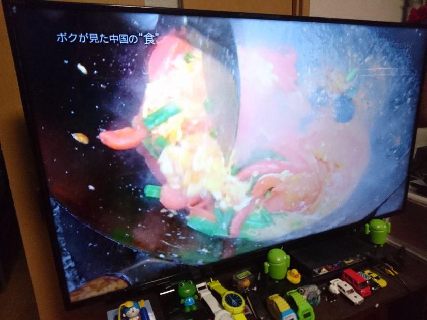 この共同調理場で僕の好きな卵とトマトの炒め物を作っている場面。油多すぎ!