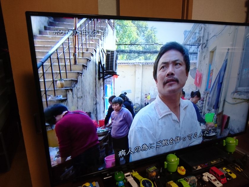 がん患者を家族に持つ方が、インタビューを受けている様子。
仕事もあるだろうに、病人の為にご飯を作っている、家族愛溢れる方々が集まってる様子でした。