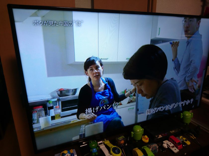 これはディレクターが好きな「揚げパン」は健康にいいかどうか尋ねている場面。