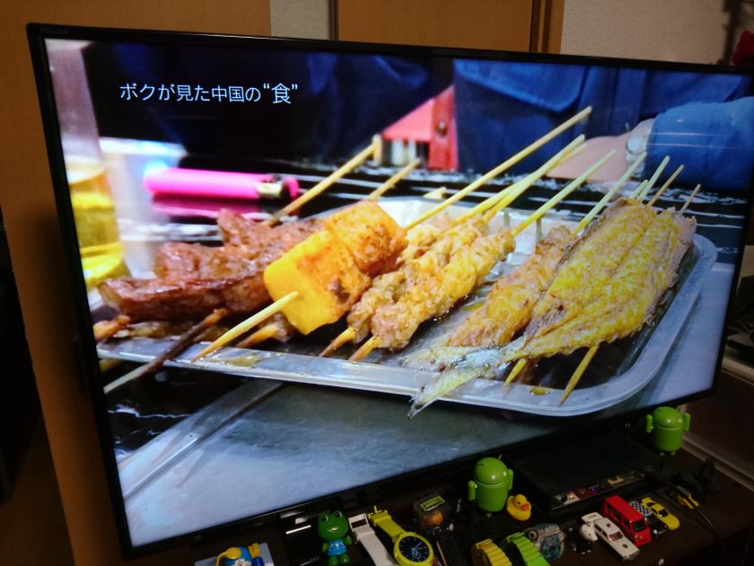 取材後に、ディレクターが大好きな串揚げ料理を食している場面。
街の食堂で食べる料理が好きなのだそうだ
