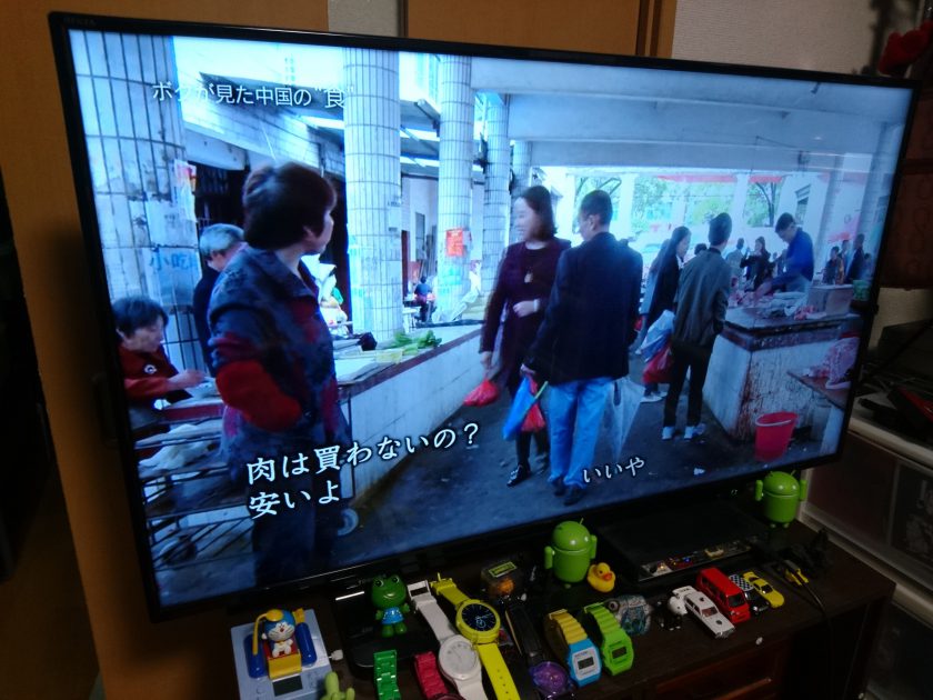 ウナギを購入する事にした、がん患者を家族に持つ家族の市場での、食材購入風景。