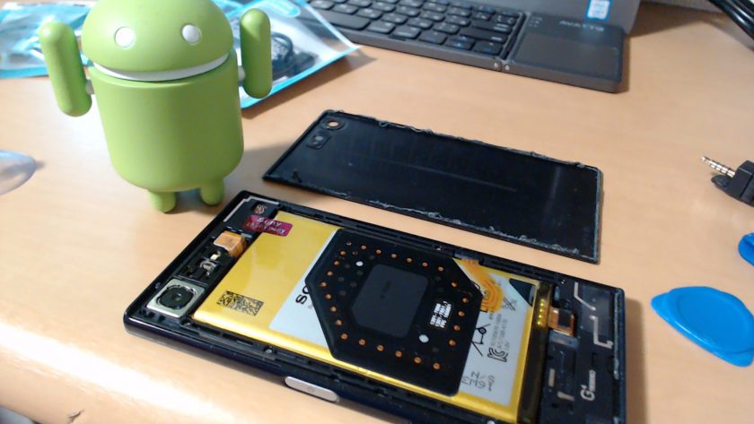 Xperia X Compactを分解し、フレームなども外してみた。