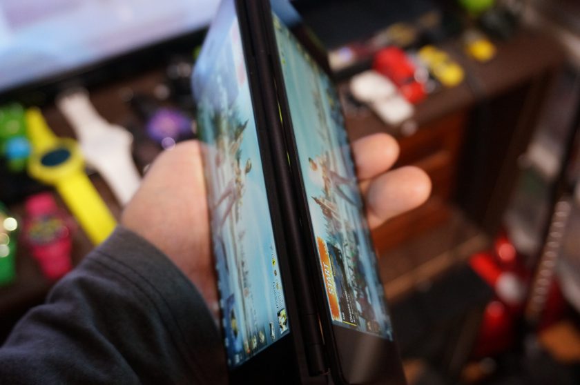 同じ画面をもう片方のディスプレイに表示して、向かい側の相手に見せることも可能です。