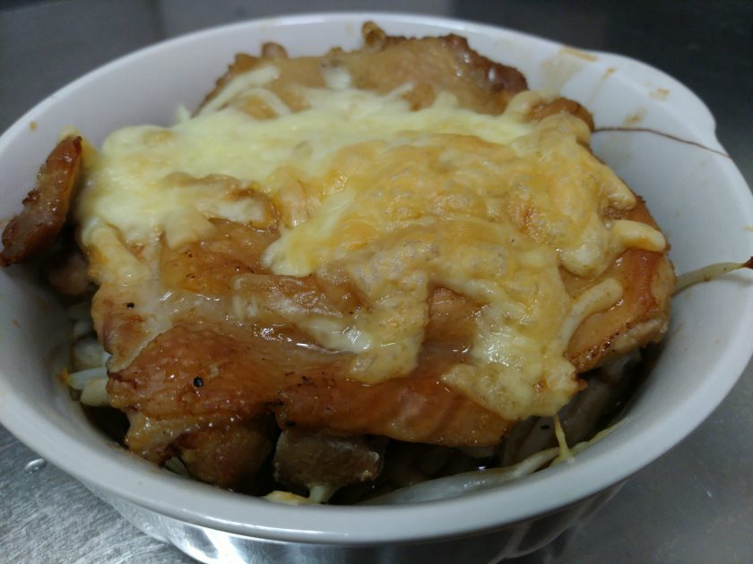 油抜きをして、料理酒・白だし、塩・胡椒などで炒めたきのこともやしと一緒にチーズでオーブンしたのです。美味かった!