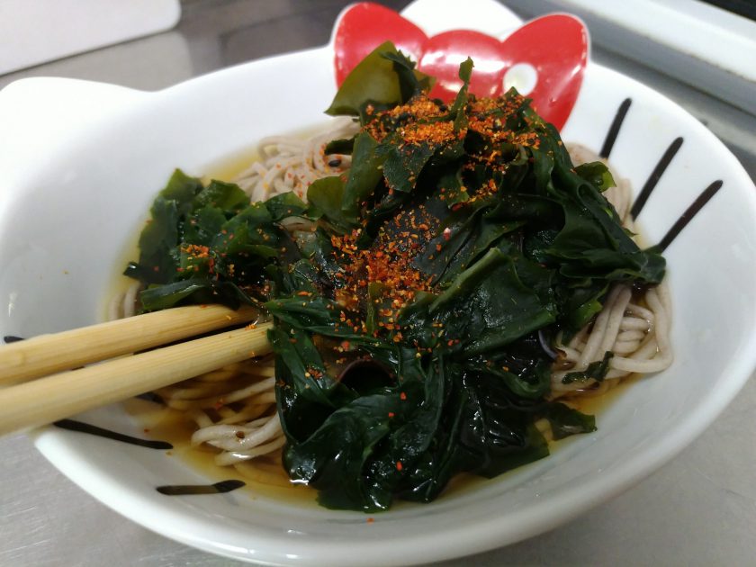 普段炭水化物あまり食べないけど、蕎麦はたまに食べてる。この時は根昆布を入れてだしを取り、わかめで食しました。