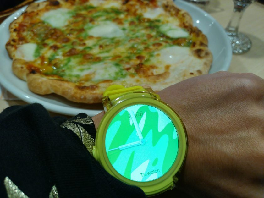 これもガストで撮った、モッツァレラチーズもりもりのピザとTicWatch。