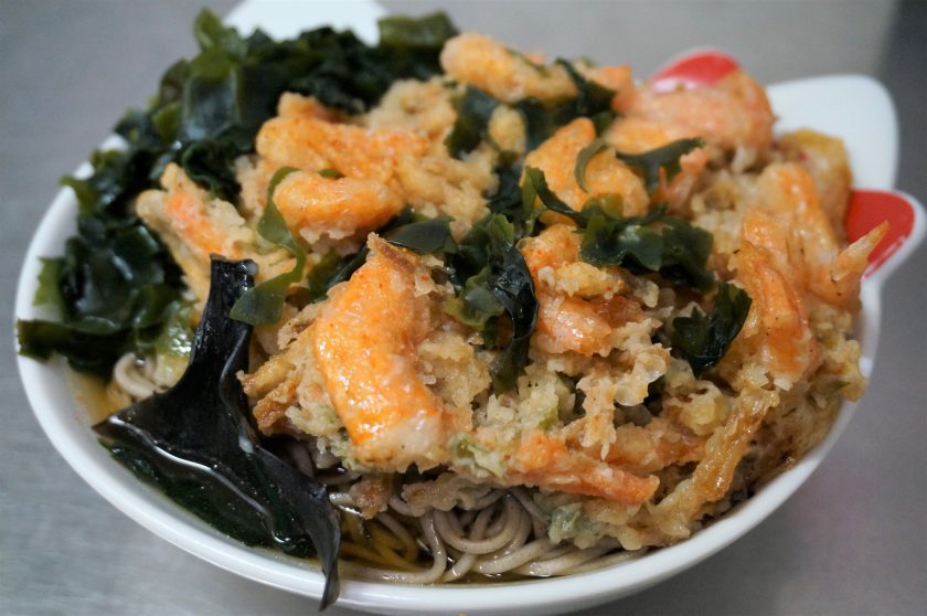 これは2018年最後に食べた、年越しそば。油抜きしたちょっと高い海老かき揚げと、昆布だしを聞かせたつゆ&わかめで食しました。美味かったw