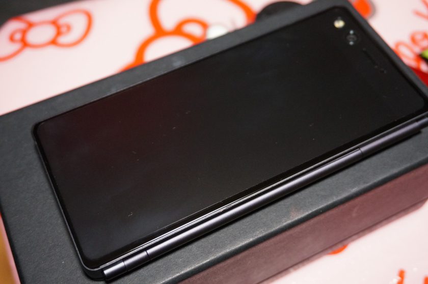 因みにdocomoのM Z-01K用のフィルムが、以前行ったのとは別のビックカメラで売られていたので、貼ってみたけど、当然サイズはぴったりでした。