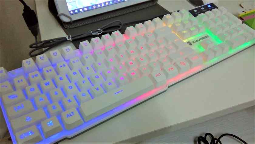 これは以前上海で買ったゲーミングキーボード。耐久性は・・なかった!