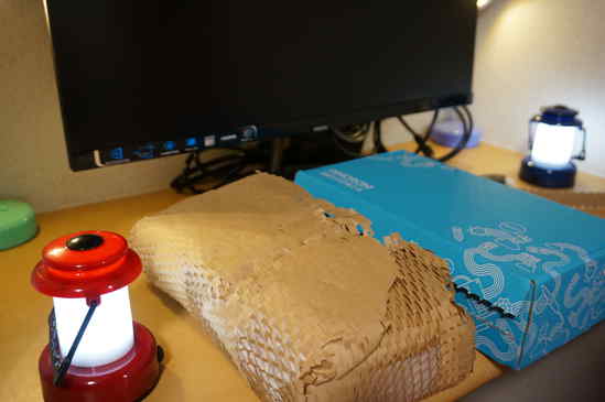 Pimoroniで上記の6点を購入したら、武骨な段ボールではなく、青い箱にコンパクトに梱包されて届きました。