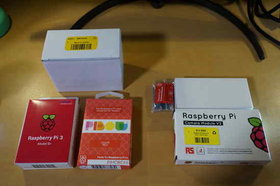 Raspberry Pi 3 B+、Pibow Coupé Redケース、Night visionカメラ、Raspberry Pi カメラ v2.1、カメラマウント、公式電源の6点!
送料込みで90ポンドでした♪