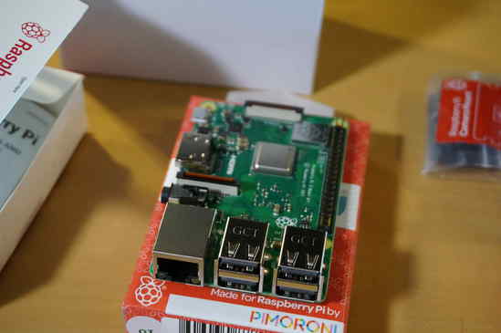 Raspberry Pi 3 B+本体です。zero wとは違い、GPIOのピンヘッダのはんだ付けの必要はありませんw