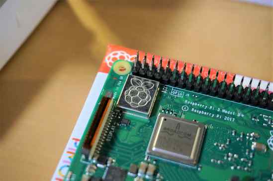 GPIOのピンヘッダ周りの画像。ヒートスプレッダに刻まれてるラズベリーパイのマークが可愛い(と思う)!