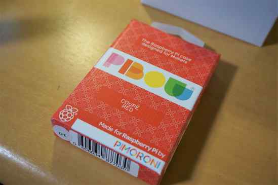 これが、Pibow 3 B+ Coupé (Raspberry Pi 3 B+, 3, & 2) Coupé Redというケース。
今回は、まぁ簡単だけど、このケースを組み立てるのが主な内容となってる感じのブログです。