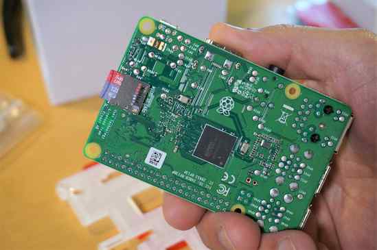 裏面。下記に記載していますが、128GBのMicroSDカードもFAT32でフォーマットすれば使えます。
今回はランダムアクセス性能が良い、A1規格のMicroSDカードを使ってます。