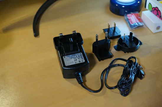 これは、Official Raspberry Pi Universal Power Supply、公式電源です。
コンセントはワンタッチで取り外せて、自分が使っている電源コンセントと同じ形状のコンセントに付け替えれます。