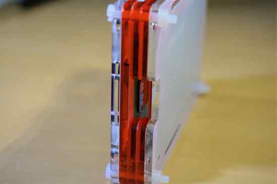 MicroSDカードは予め挿指していた方が無難。
Coupé Redのケースを取付けた状態だと、素手では取り出しが難しいので、ピンセットなどで取り出す必要があります。