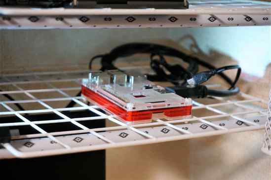 ダイソーで買ったラックの上に置いて、先日購入したフィリップスの241E9/11という、HDMI端子が2つついているコスパがよいモニターに、HDMIケーブルで接続。とりあえずこれにて組み立ては完成!