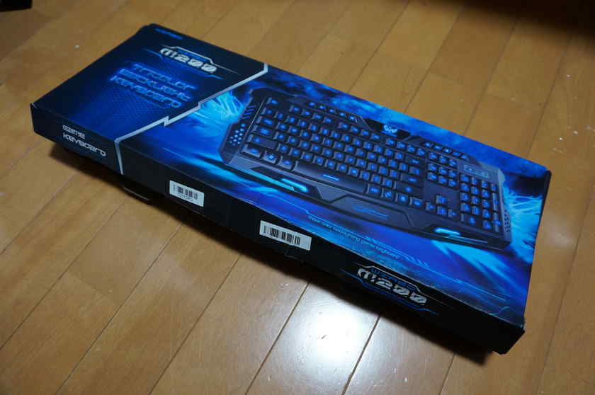 これがAmazonで購入して届いた安いロシア語のゲーミングキーボード。
ゲーミングキーボードらしい派手なパッケージだw