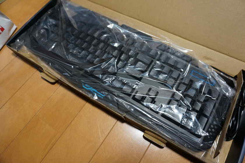 ゲーミングキーボードらしいメカメカしいデザイン!