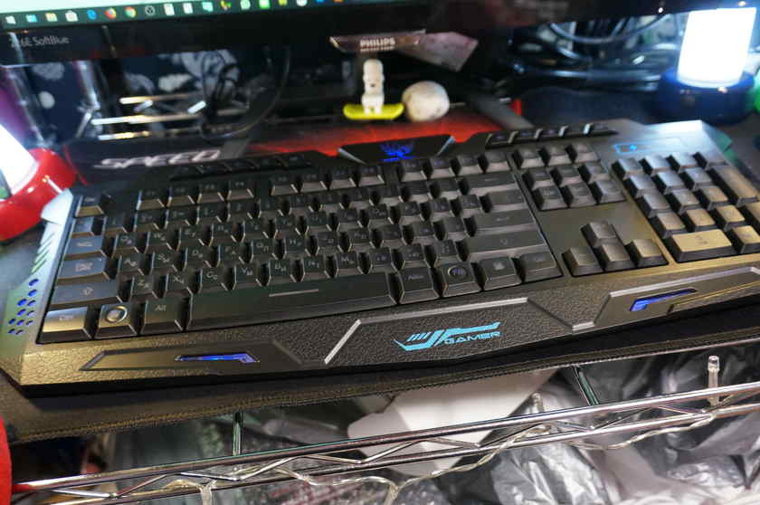 DeskMini 110にこのゲーミングキーボードを接続し、光らせてみた。