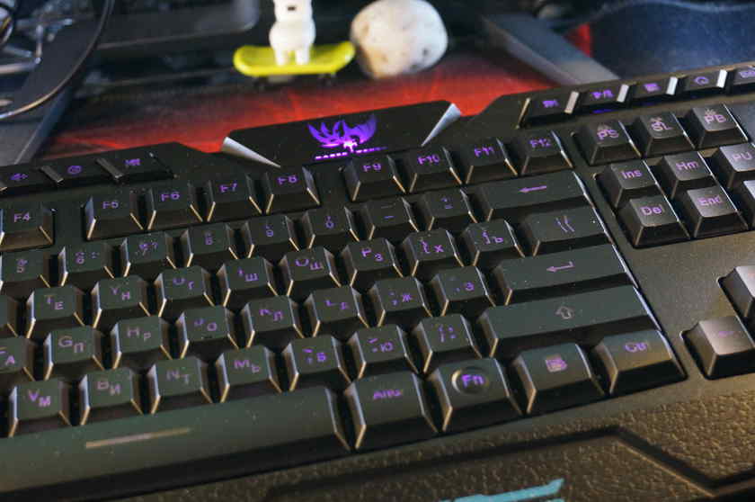 Fn(ファンクションキー)を押下し、右上方に見えるPB、SL、PSキーで色や発光パターンを変えれます。