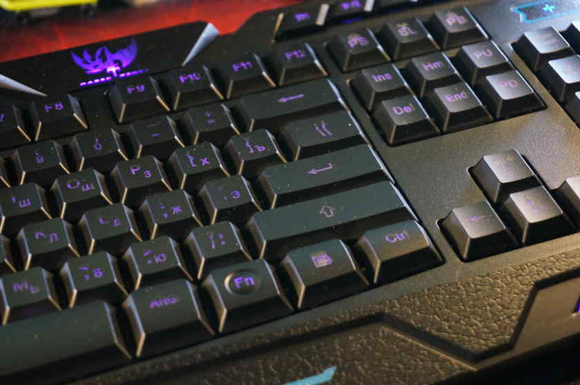 作り込みは値段なりといったところでしょうか。キーが少々硬いです。