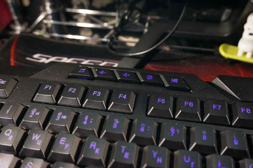 音量調整ボタン、音楽アプリ起動ボタンもあります。