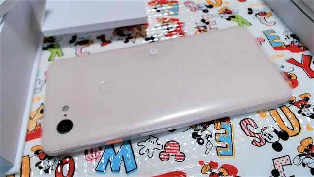 Google Pixel 3 XLの背面。日本版はFelica、おさいふ携帯に対応しているのです。