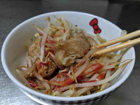 久々に肉食した時のメモ画像。油抜きした肉ともやしを塩・胡椒・クミンと顆粒だし、お酢と料理酒で炒めて、ケチャップを軽くかけた適当な料理ですｗ