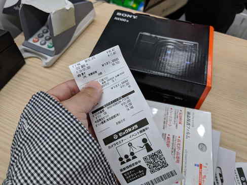 ついに買ってしまった。α6500と迷ってたけど、「妥協せず型落ちよりも新製品に買っとけ」と自分に言い聞かせて買ったのだ！