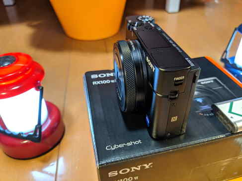 SONYのRX100M6の外観、左側。