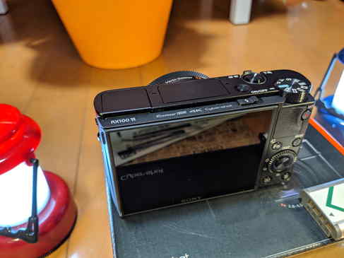 SONYのRX100M6の外観、液晶面。詳細はもう今更って感じなので割愛していいでしょｗ