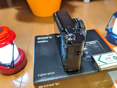  SONYのRX100M6の外観、右側。MicroUSB（マルチ端子）とHDMI端子があります。