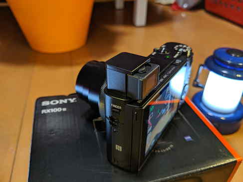 SONYのRX100M6はファインダーをワンタッチで引き出して自動で電源オン、そしてワンプッシュで収納＆電源オフ出来るのがよい！