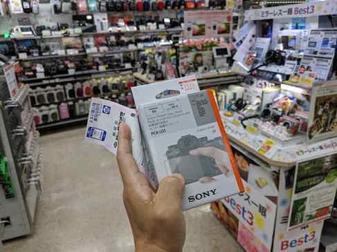 本日、昨日買った保護フィルムを張るのに失敗したので、思い切ってPCK-LG1という型番の純正のガラスフィルムを購入！