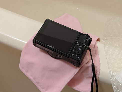 こんな感じでRX100M6にPCK-LG1、ガラスの保護フィルムを張り付け完了！