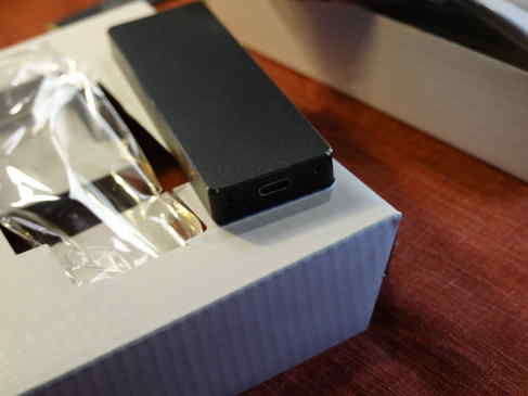 Type-CのUSB3.1コネクターがあり、ランプもこちら側についています