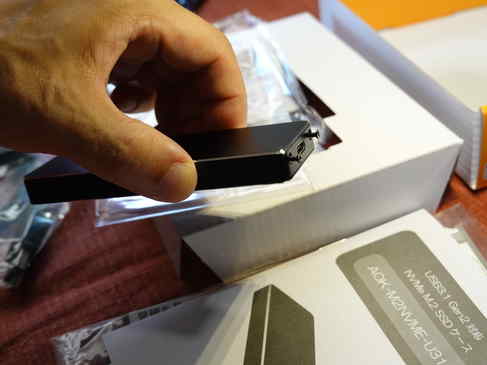 カバーを取り付け、ネジを仮止めし、付属のドライバーで締めます。
付属のドライバーは磁気を帯びていて、使いやすかったのが◎！あまり重要視されないパーツに手を抜いてないところに、このメーカーの製品に対する姿勢を感じ取れました。