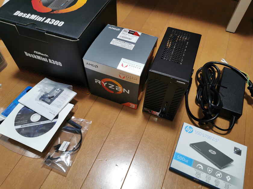 ほぼ未使用の本体とメモリー合計16GB、CPUにRyzen 3 2200Gの3点がついてました。