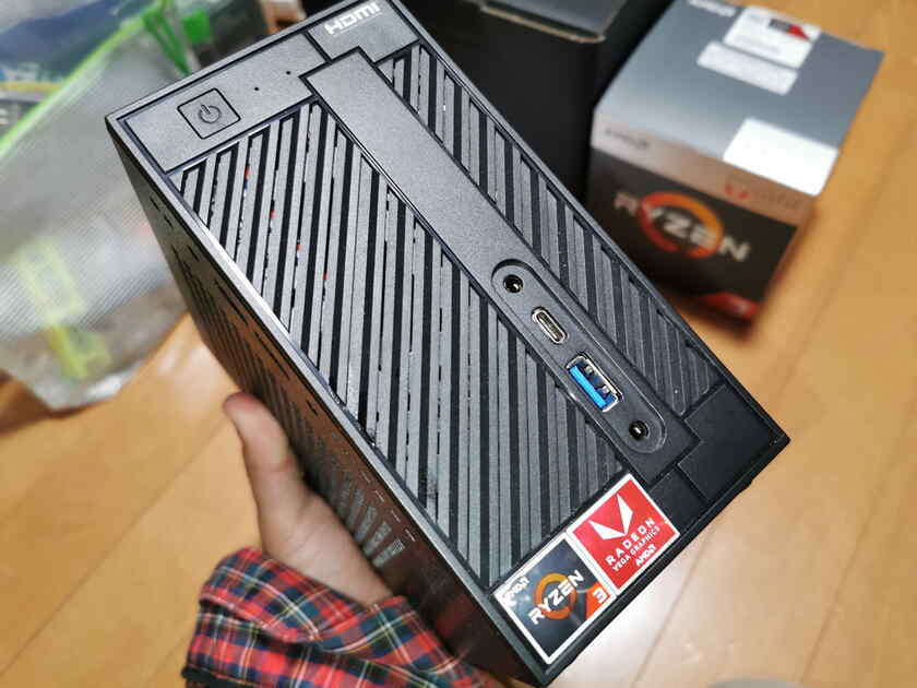 ASRockのMicroMini-STX規格の、DeskMini A300、小型ベアボーンPCです。