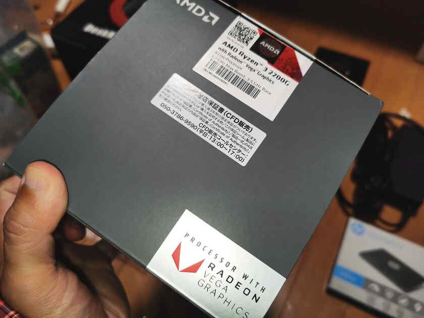 CPU(APU)のRyzen 3 2200GはGつき、つまりVega内蔵Ryzen(グラフィックチップ内蔵)では初代で、かつ4コア4スレッド(以下、4C4Tと記載)の低価格CPU(APU)です。