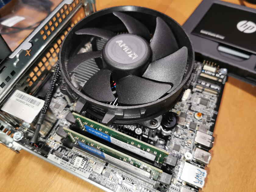 DeskMini A300にはすでにRyzen 3 2200GのCPU(APU)とメモリ2枚が刺さってました