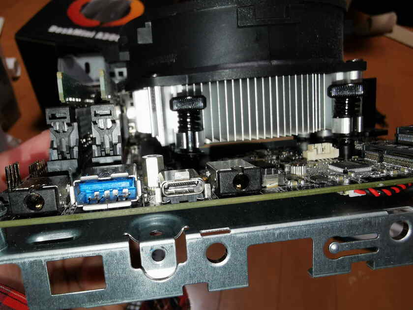 DeskMini A300の基盤とCPUを冷やすリテールクーラーを横から眺める