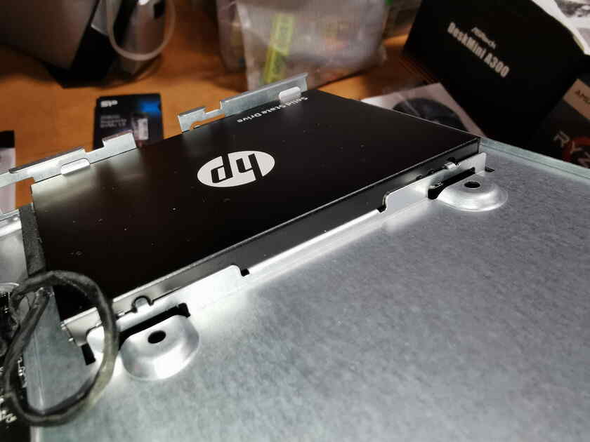 とりあえず2.5インチのSATA接続のSSDをDeskMini A300の底面に取り付けます
