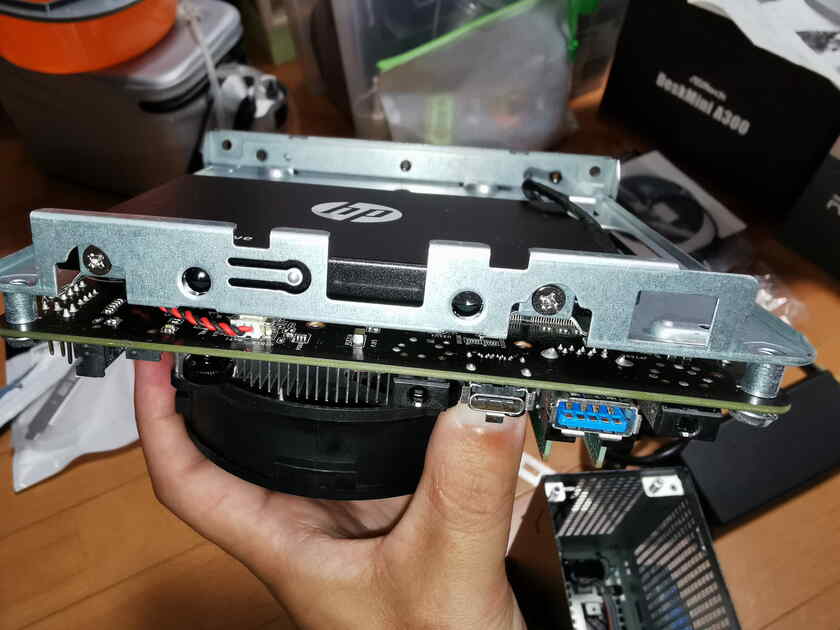 DeskMini A300にhpの2.5インチSSDを取り付けました。くどいけどネジは2つつけるだけです。