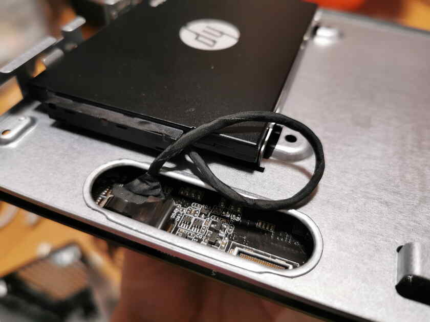 DeskMini A300に付属の専用ケーブルを基盤とSSDに差して、接続完了です