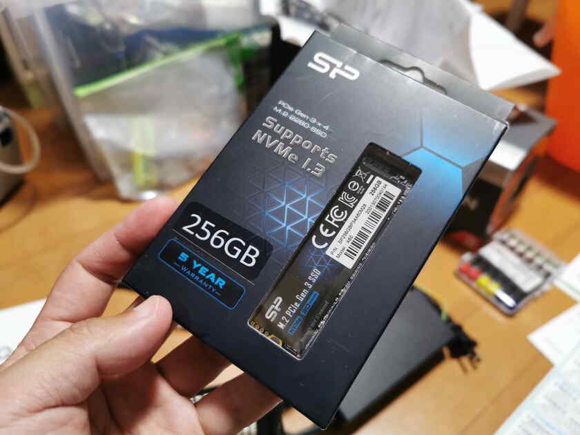 では、OSをインストールする、システムディスクとなるSP(シリコンパワー)のPCIe 3接続のM.2の256GBのSSDを取り付けます