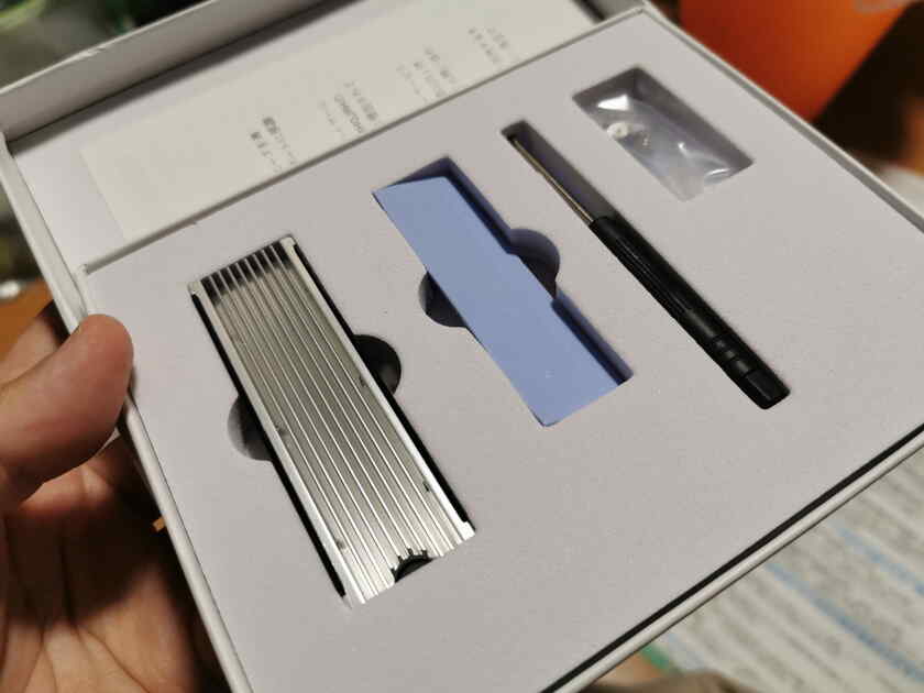 M.2のSSDは発熱半端ないので、冷却には力(お金)を入れましょうw
とは言ってもこのMHQJRH製のヒートシンクは両面排熱出来て、コスパがいい製品だと思います