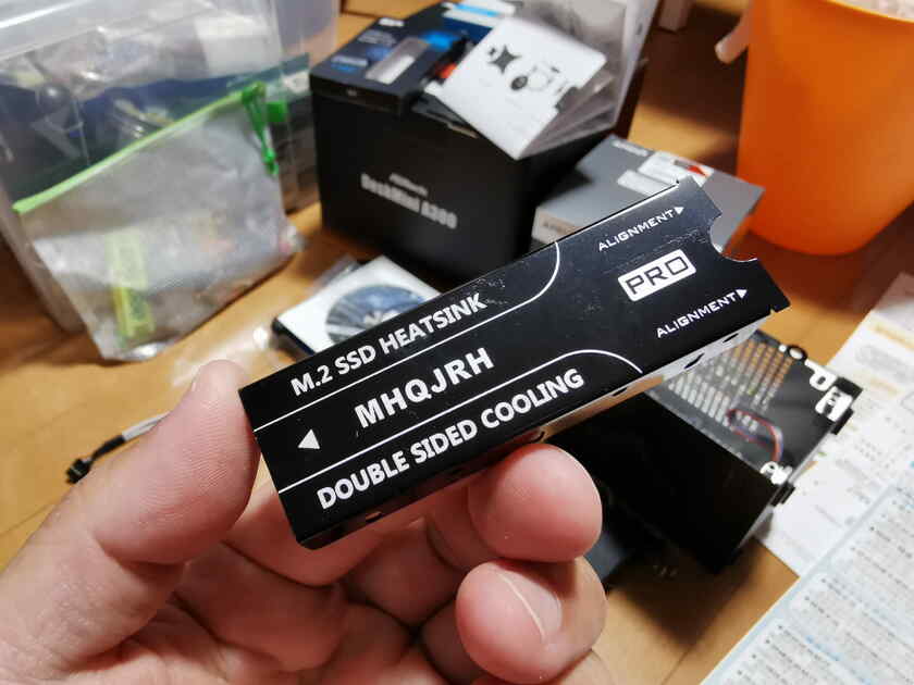 MHQJRHのM.2 SSDヒートシンクの裏面です。両面冷却の文字と、PROの印字がなんとも心強い!
